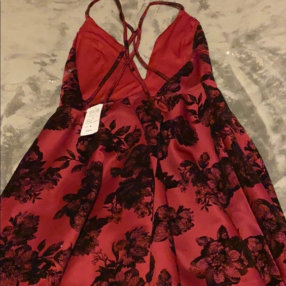 NWT!! Windsor burgundy dress with black flowers - Picture 2 of 3